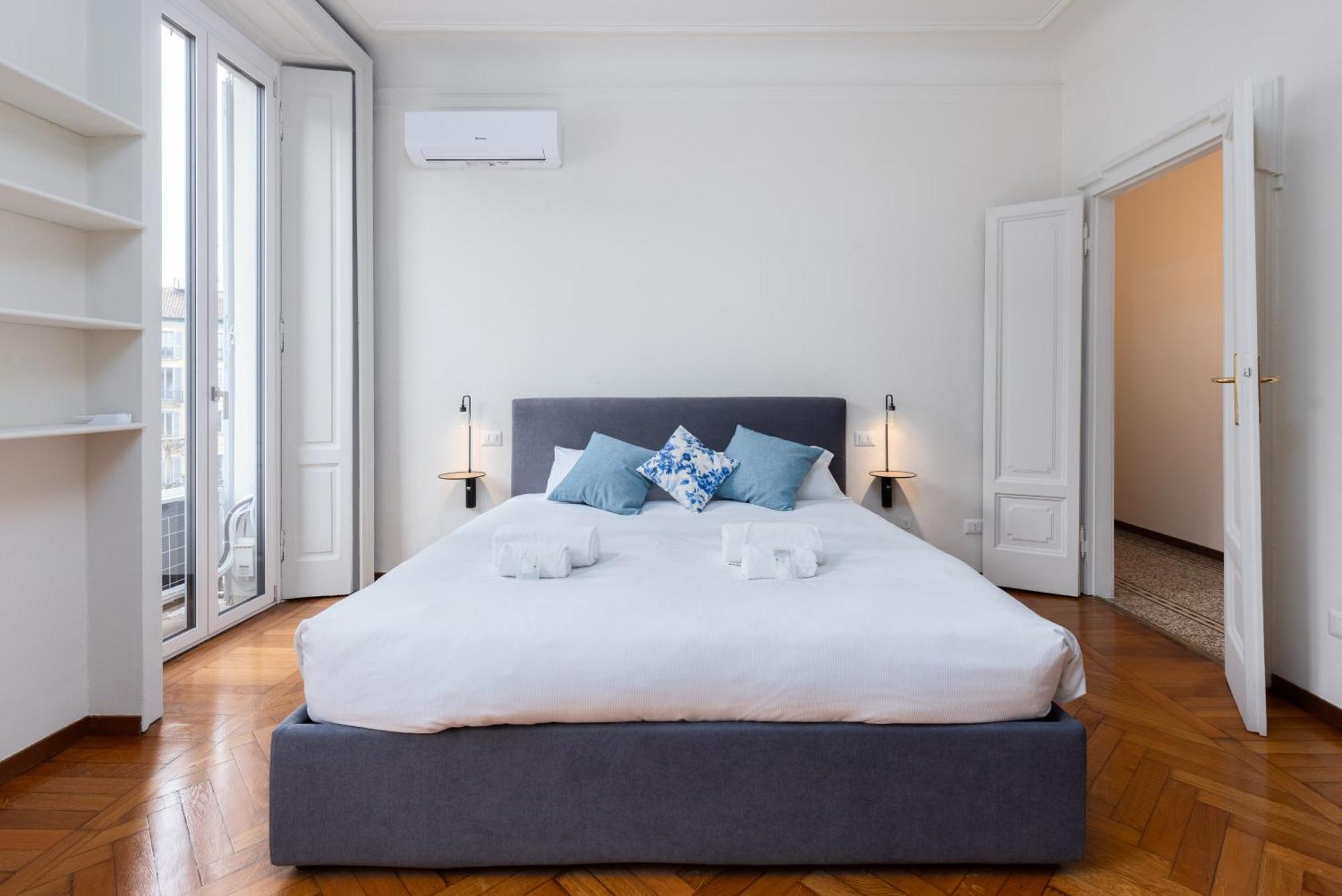 Living Uniqc Apartment - Duomo Milan Bagian luar foto