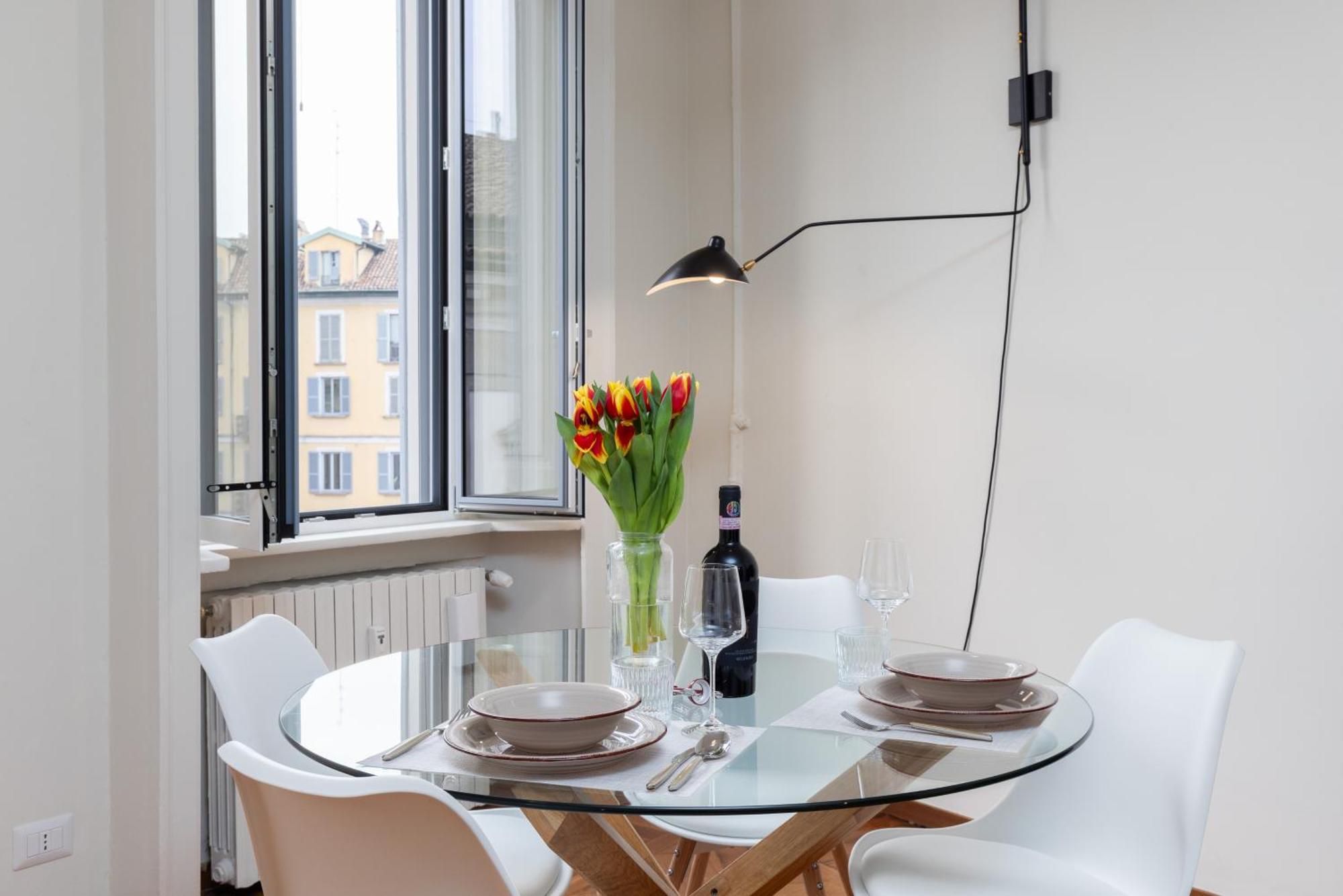 Living Uniqc Apartment - Duomo Milan Bagian luar foto