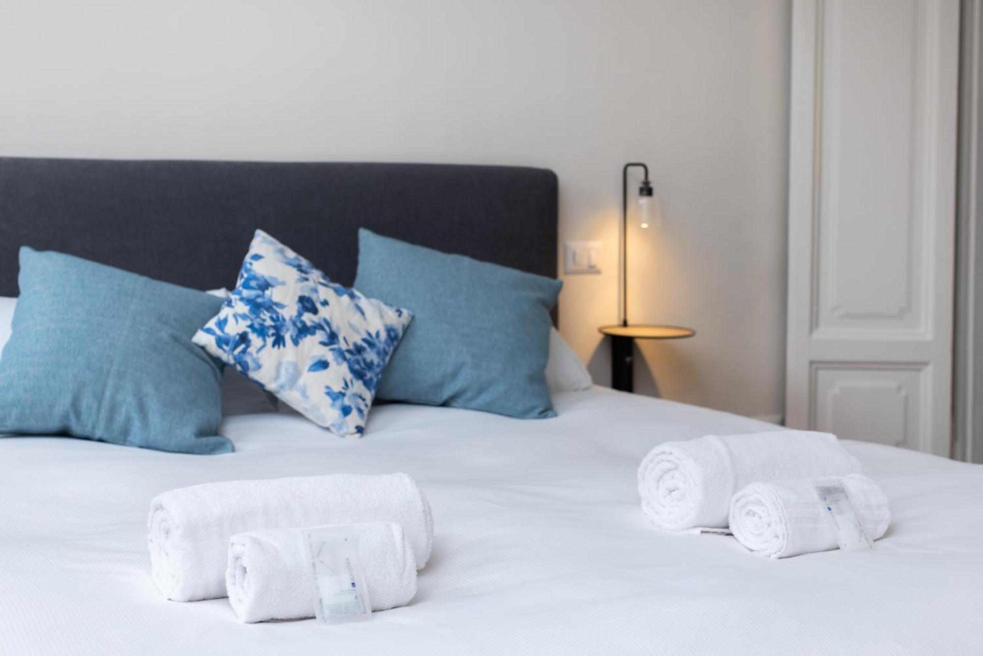 Living Uniqc Apartment - Duomo Milan Bagian luar foto