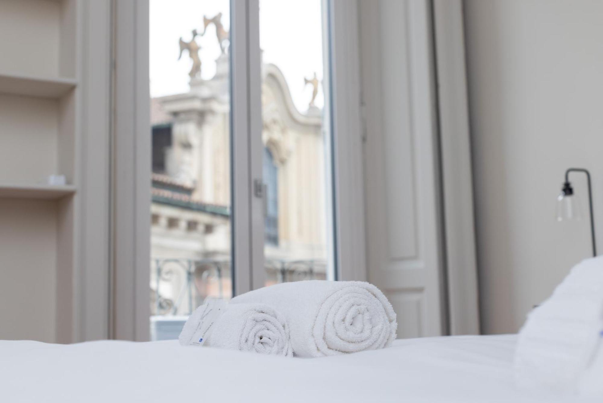 Living Uniqc Apartment - Duomo Milan Bagian luar foto